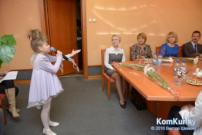 Теплые слова, цветы и угощение: бобруйчанок поздравили с Днем матери