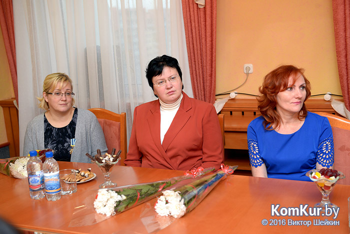 Теплые слова, цветы и угощение: бобруйчанок поздравили с Днем матери