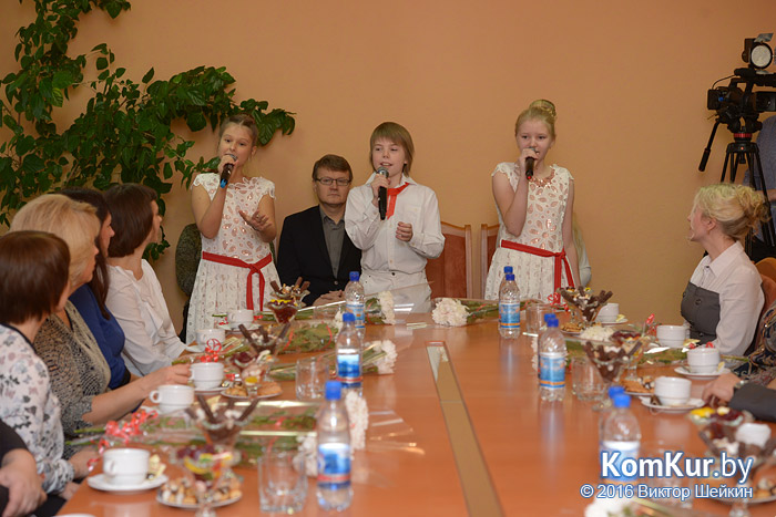 Теплые слова, цветы и угощение: бобруйчанок поздравили с Днем матери