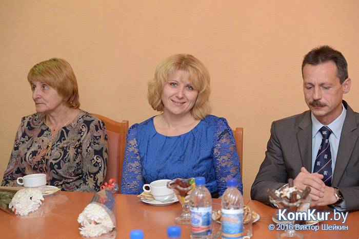 Теплые слова, цветы и угощение: бобруйчанок поздравили с Днем матери