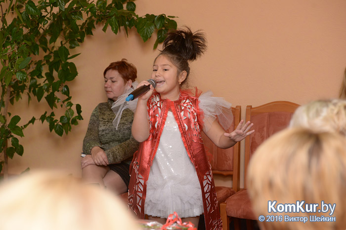 Теплые слова, цветы и угощение: бобруйчанок поздравили с Днем матери