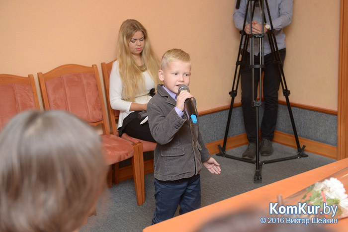 Теплые слова, цветы и угощение: бобруйчанок поздравили с Днем матери