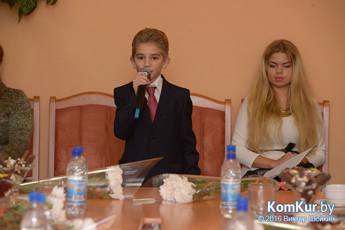 Теплые слова, цветы и угощение: бобруйчанок поздравили с Днем матери