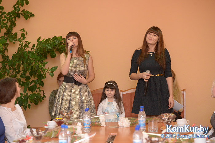 Теплые слова, цветы и угощение: бобруйчанок поздравили с Днем матери