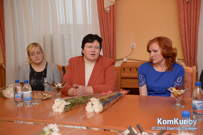 Теплые слова, цветы и угощение: бобруйчанок поздравили с Днем матери