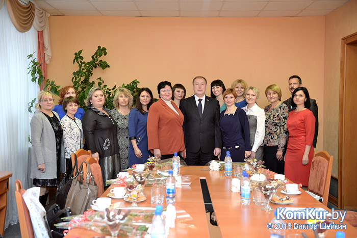 Теплые слова, цветы и угощение: бобруйчанок поздравили с Днем матери