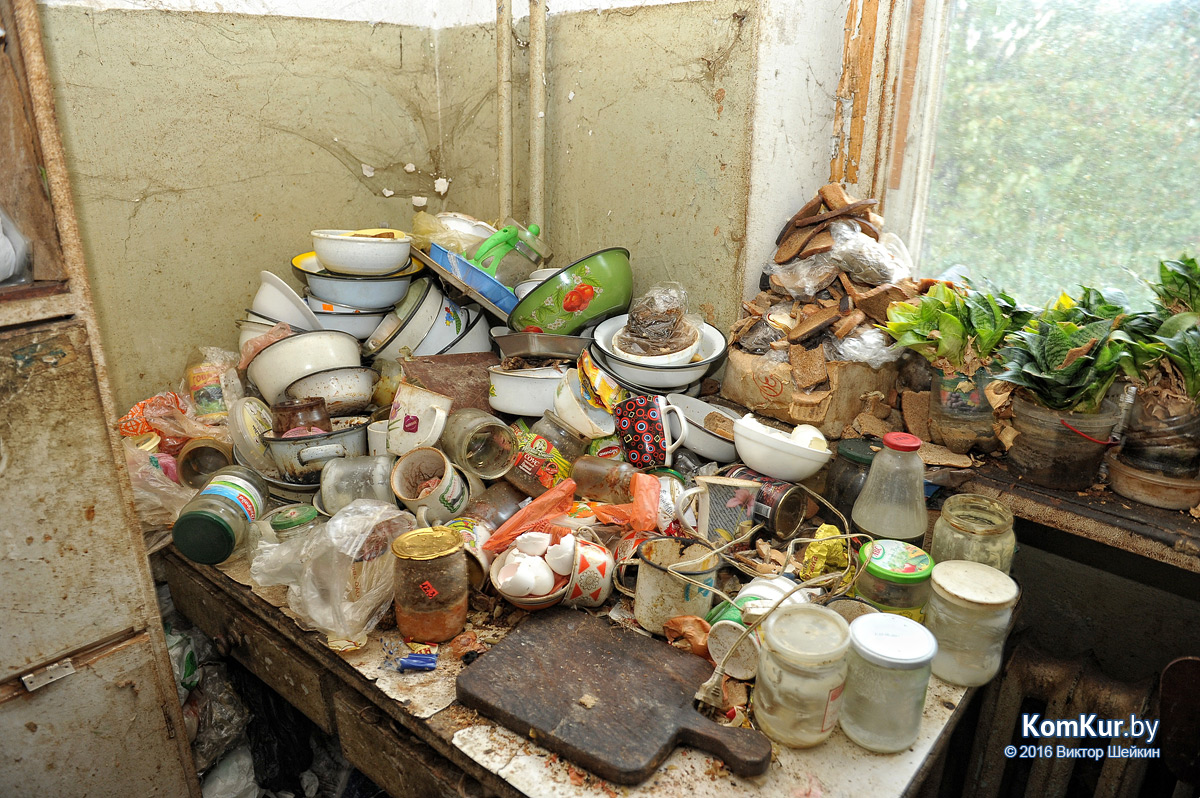 Бобруйская семья превратила квартиру в полигон бытовых отходов