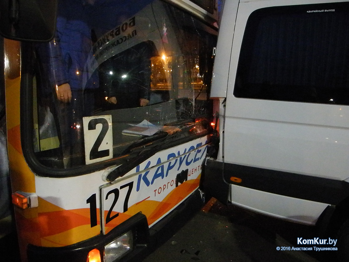 На главной площади Бобруйска столкнулись троллейбус и маршрутка