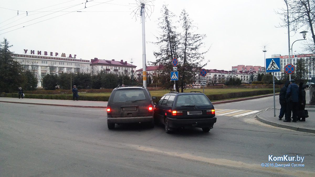 На главной площади Бобруйска столкнулись Додж и Фольксваген
