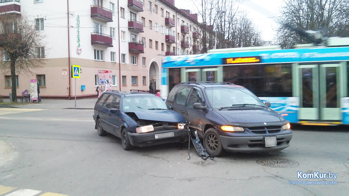 На главной площади Бобруйска столкнулись Додж и Фольксваген