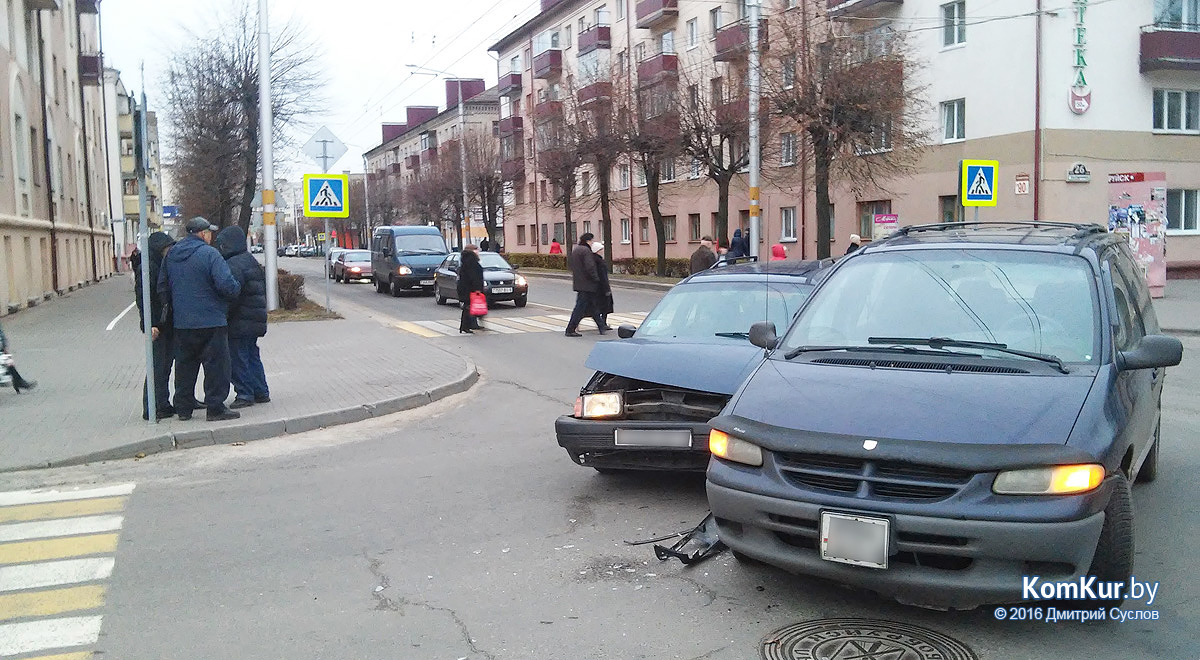 На главной площади Бобруйска столкнулись Додж и Фольксваген