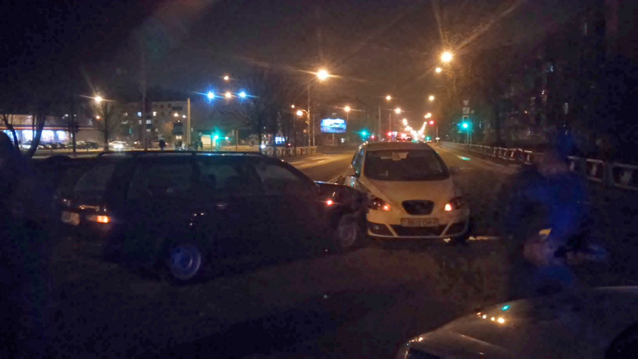 У железнодорожного вокзала «Бобруйск» столкнулись «Сеат» и «Фольксваген»