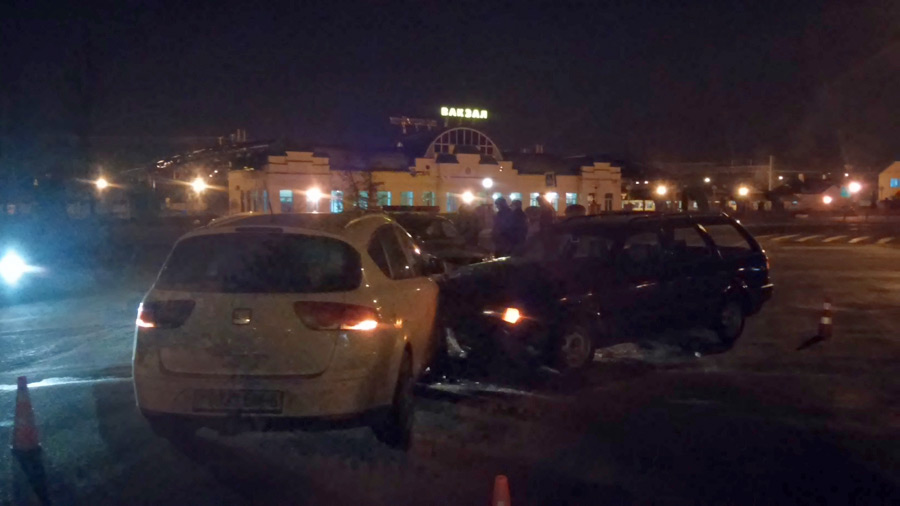 У железнодорожного вокзала «Бобруйск» столкнулись «Сеат» и «Фольксваген»