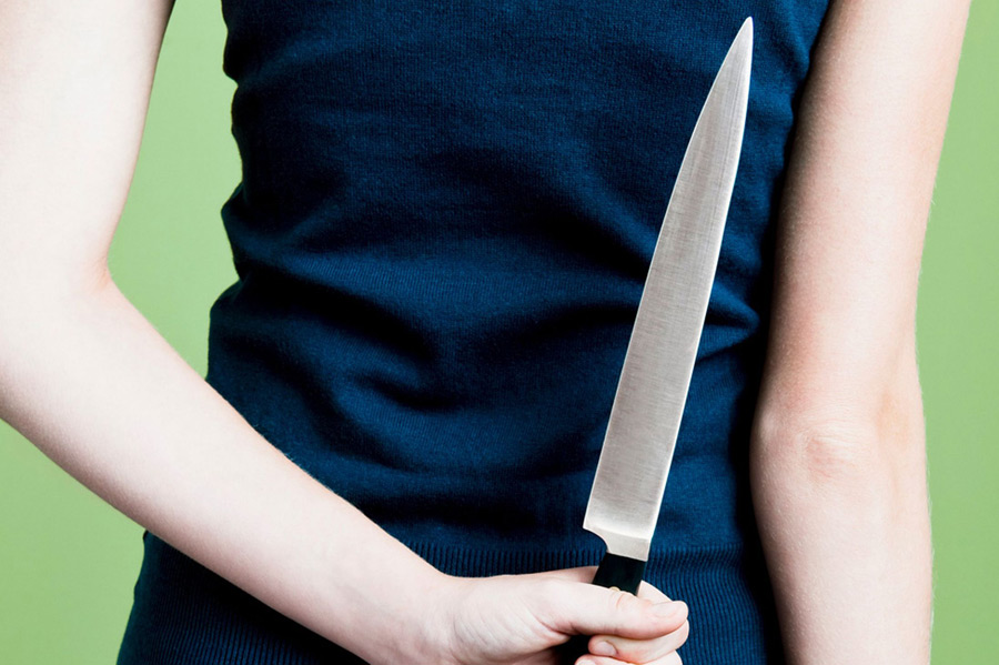 Жительница Глуши ударила односельчанина ножом
