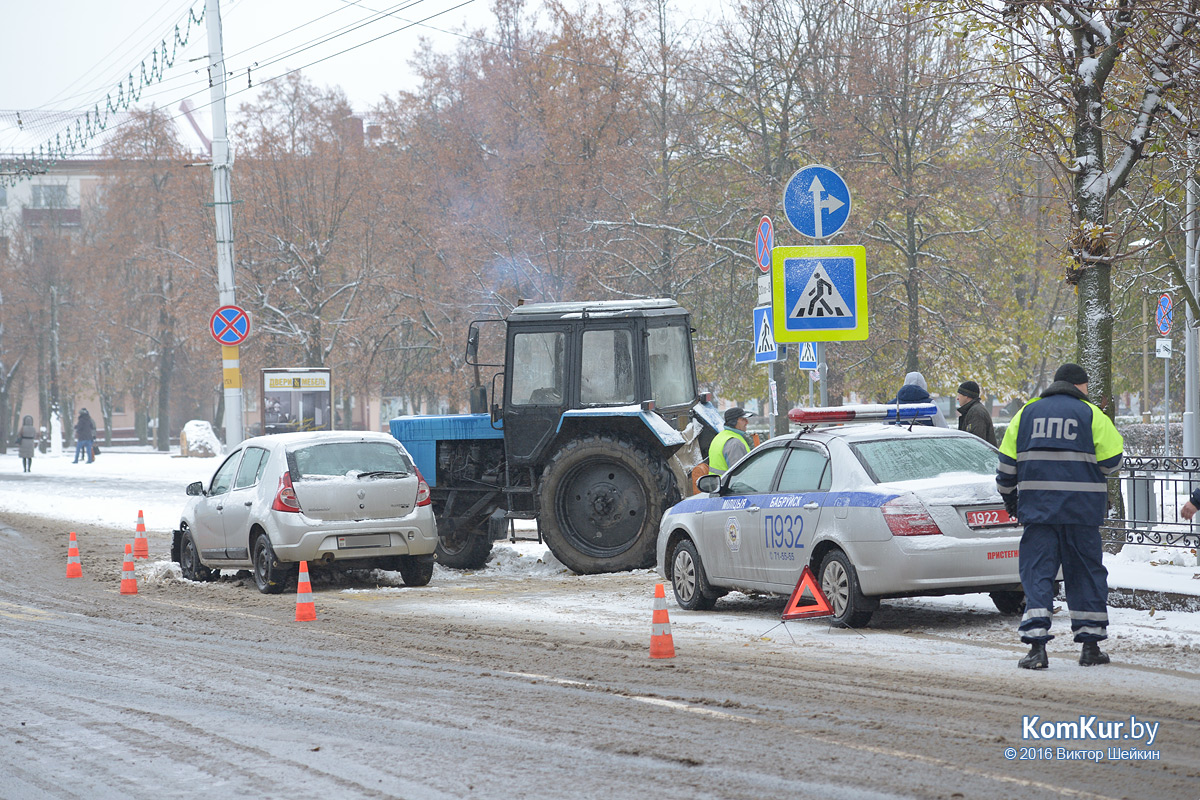 На главной площади Бобруйска столкнулись «Рено» и трактор