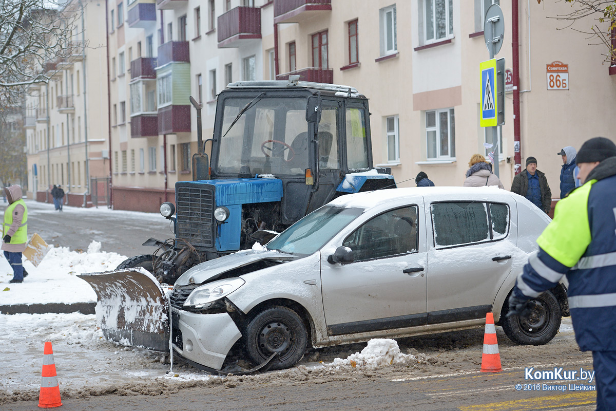 На главной площади Бобруйска столкнулись «Рено» и трактор