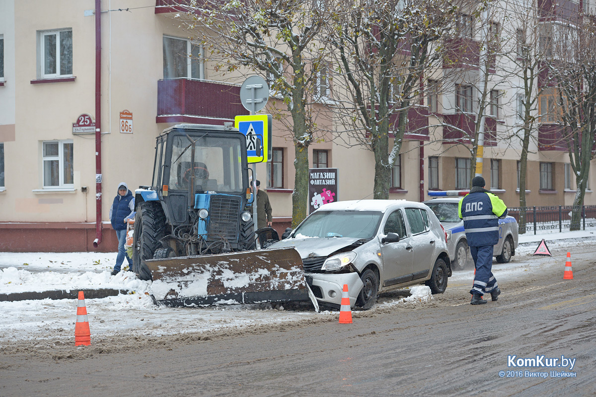 На главной площади Бобруйска столкнулись «Рено» и трактор
