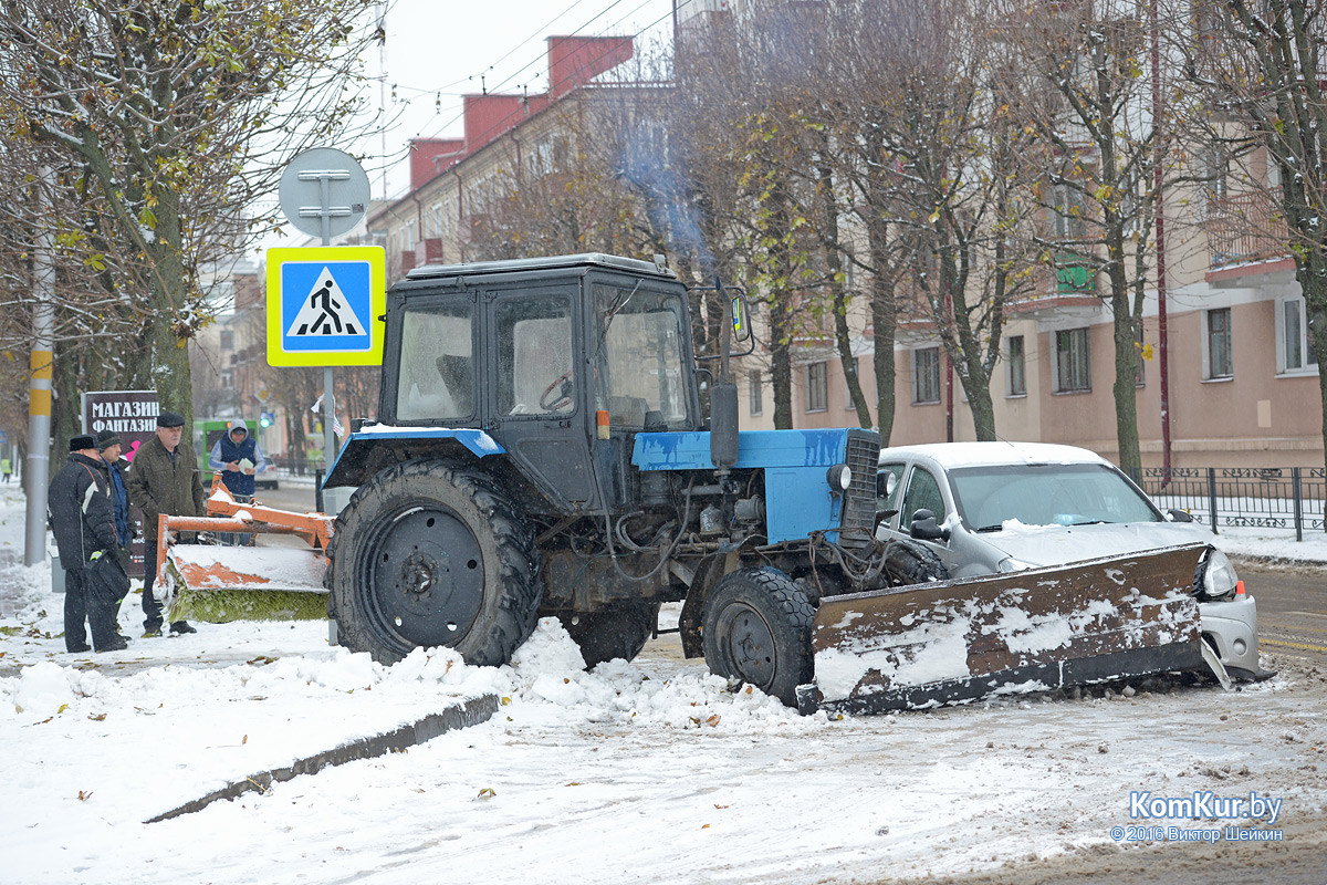 На главной площади Бобруйска столкнулись «Рено» и трактор