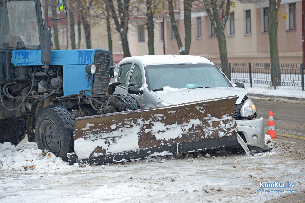 На главной площади Бобруйска столкнулись «Рено» и трактор