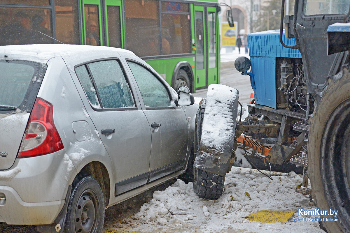 На главной площади Бобруйска столкнулись «Рено» и трактор