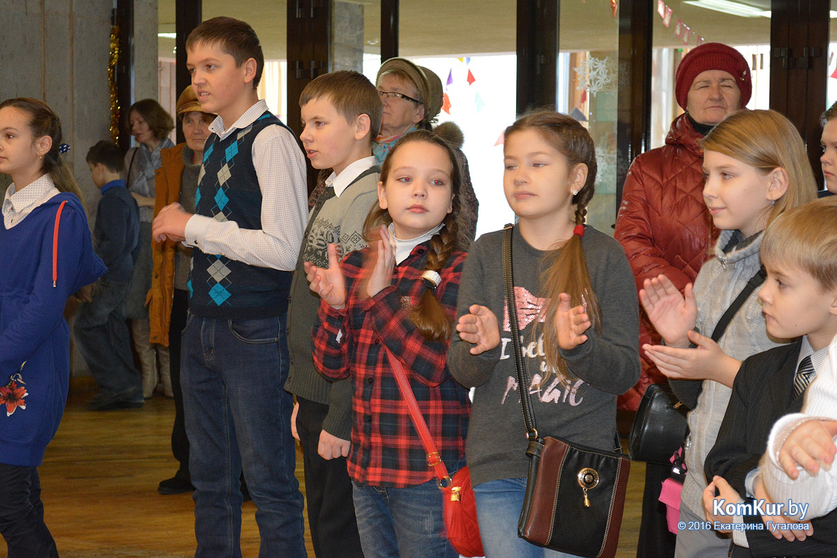 В Бобруйске отличников учебы поздравили с наступающим Новым годом