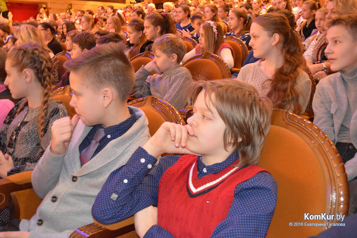 В Бобруйске отличников учебы поздравили с наступающим Новым годом