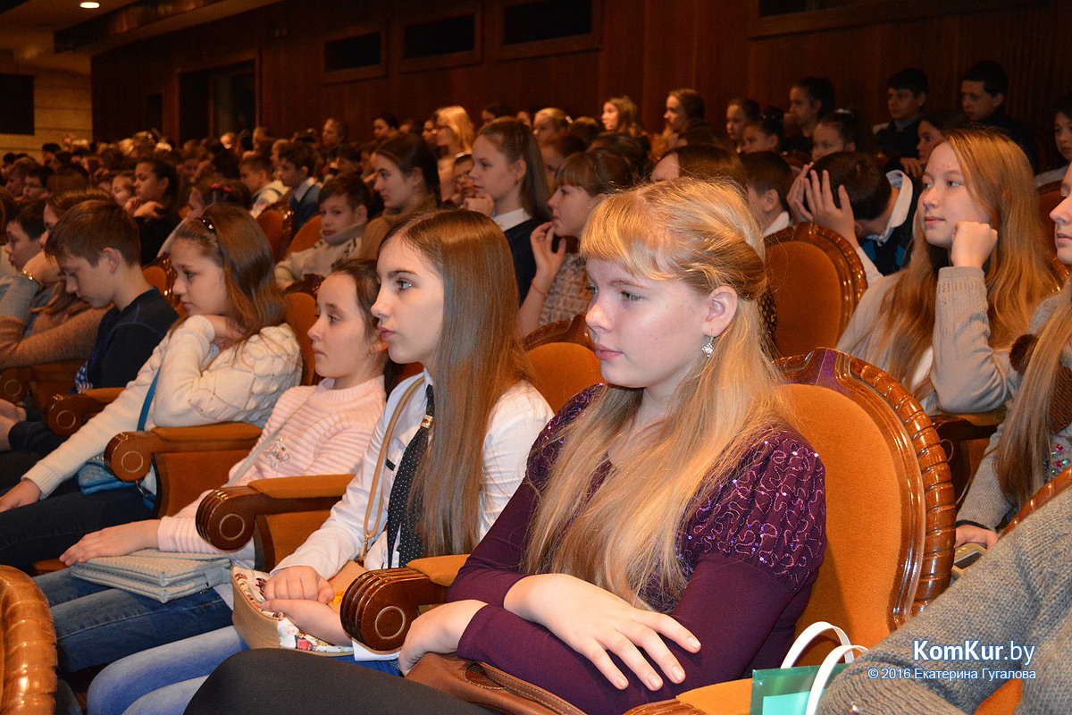 В Бобруйске отличников учебы поздравили с наступающим Новым годом