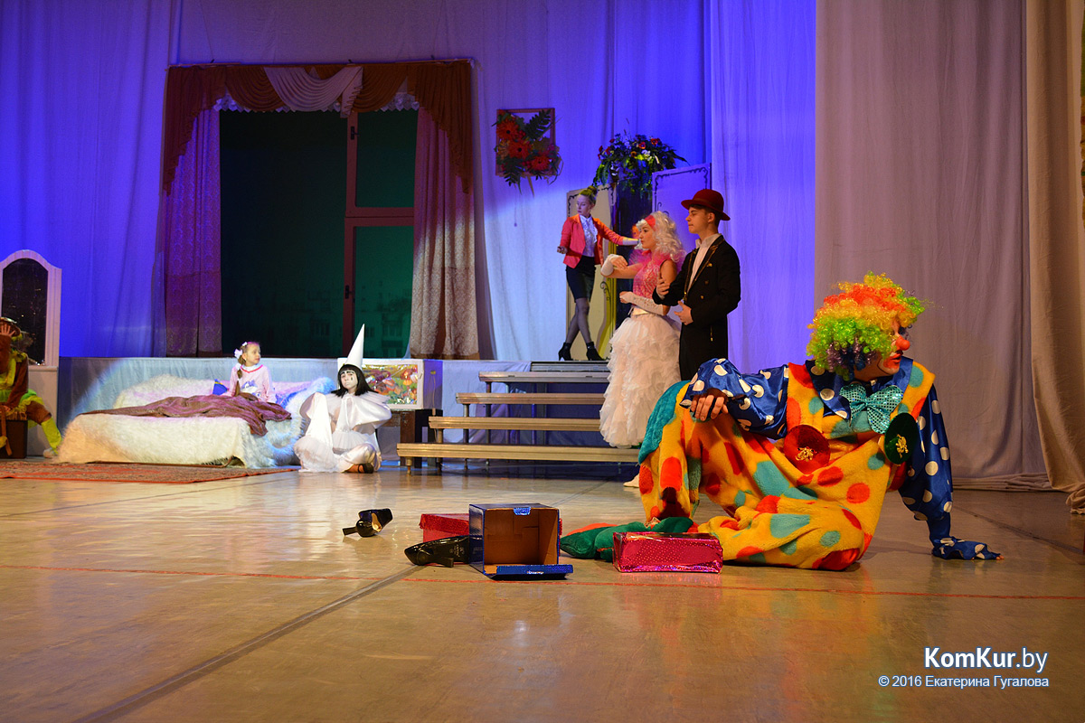 В Бобруйске отличников учебы поздравили с наступающим Новым годом