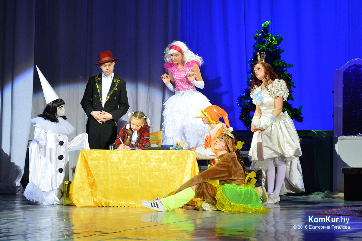 В Бобруйске отличников учебы поздравили с наступающим Новым годом