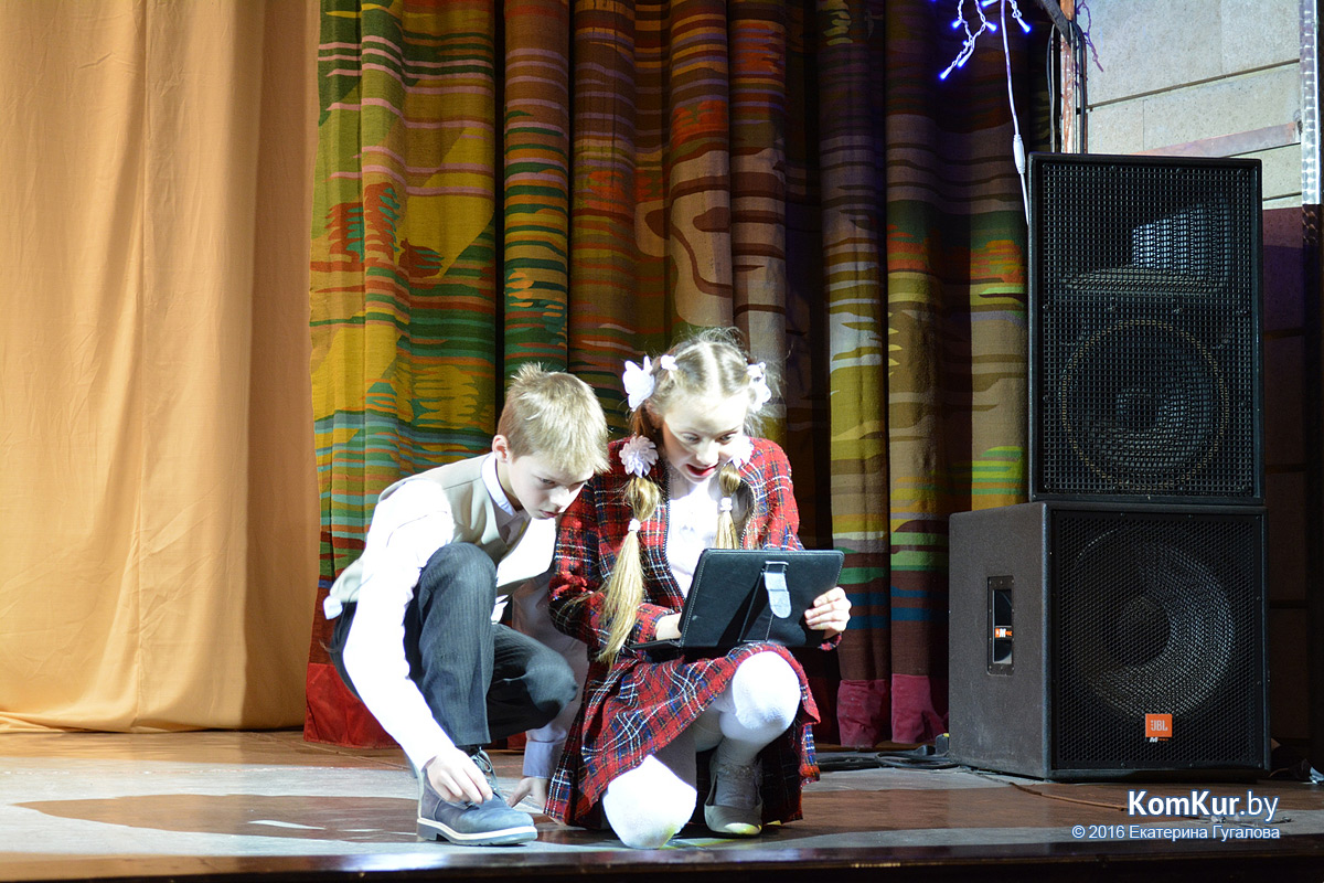 В Бобруйске отличников учебы поздравили с наступающим Новым годом