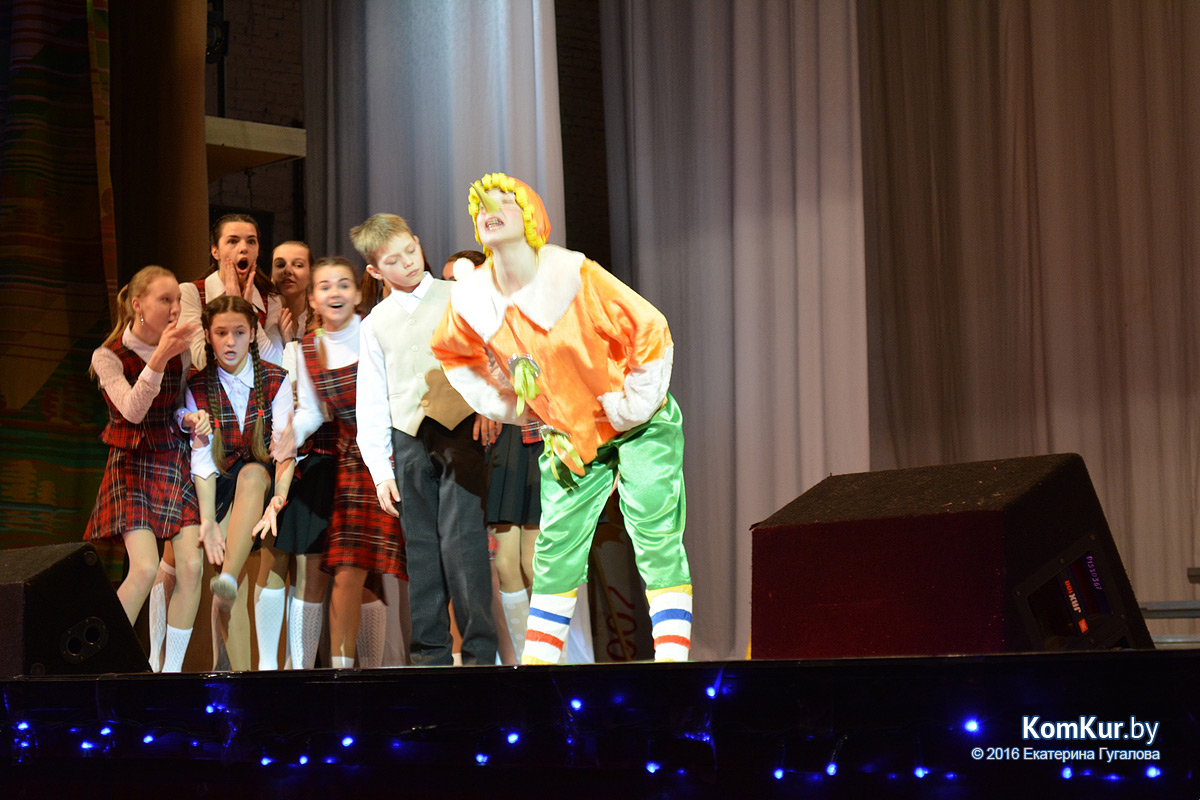 В Бобруйске отличников учебы поздравили с наступающим Новым годом