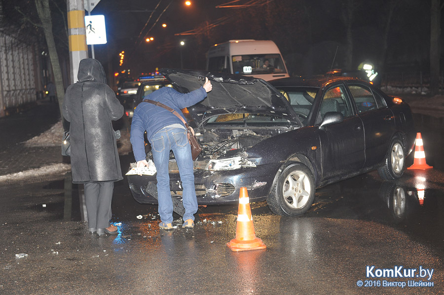 В центре Бобруйска BMW спровоцировал аварию