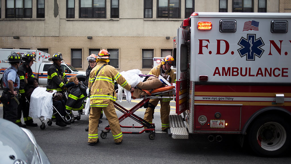 Более 100 человек пострадали при аварии поезда в Бруклине