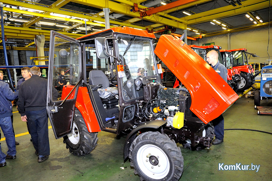 Бобруйский завод тракторных деталей и агрегатов поставил первую партию тракторов в Бангладеш