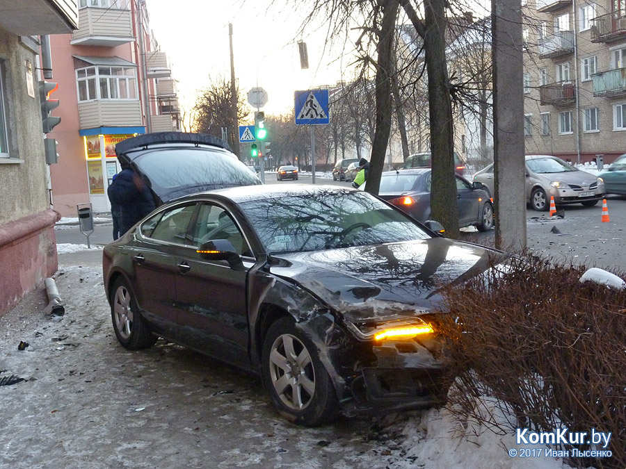Морозным утром в Бобруйске столкнулись Audi и Mitsubishi 