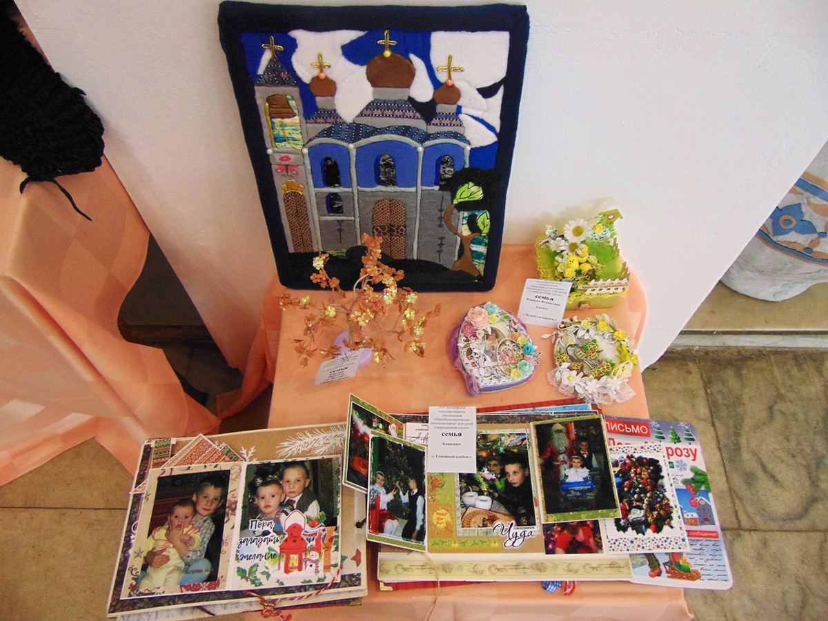 В Центре досуга и творчества Бобруйска открылась творческая семейная выставка «Семья – источник вдохновения», посвященная Международному дню семьи.
