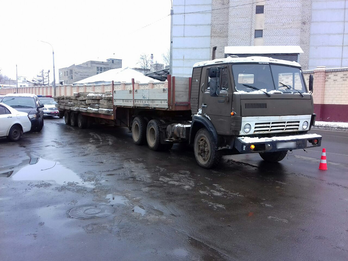 На оживленной улице Бобруйска пьяный водитель КамАЗа «сыграл в боулинг»