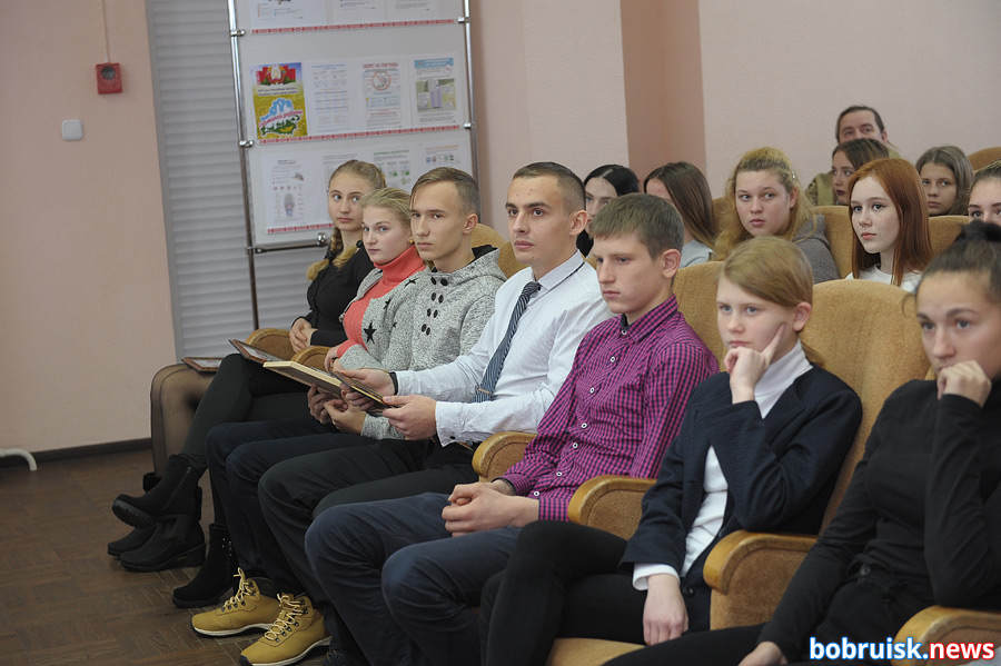 Селфи в шлеме и с дубинкой: день открытых дверей в Бобруйском РОВД