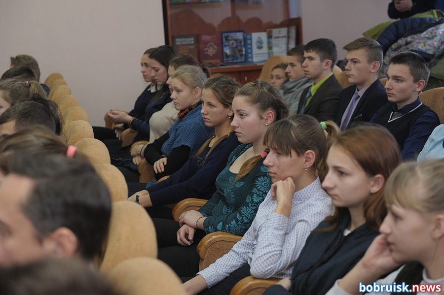 Селфи в шлеме и с дубинкой: день открытых дверей в Бобруйском РОВД