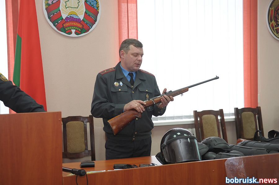 Селфи в шлеме и с дубинкой: день открытых дверей в Бобруйском РОВД