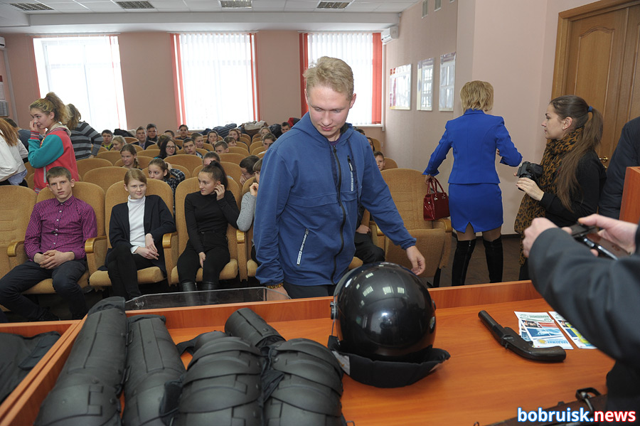 Селфи в шлеме и с дубинкой: день открытых дверей в Бобруйском РОВД