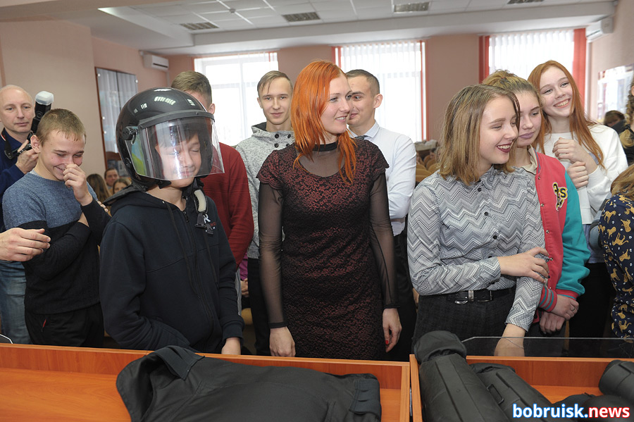 Селфи в шлеме и с дубинкой: день открытых дверей в Бобруйском РОВД