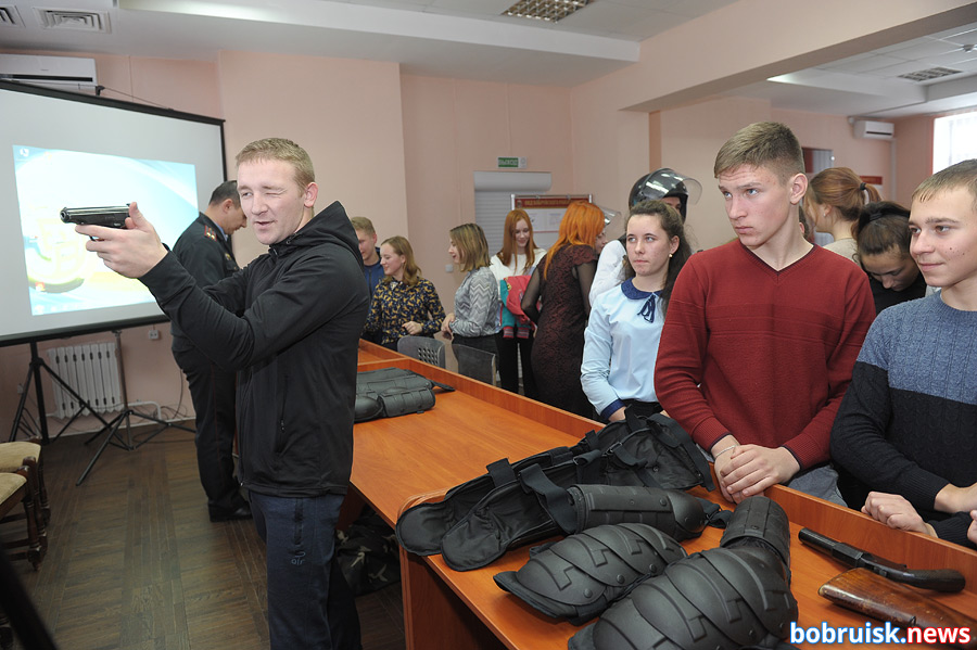 Селфи в шлеме и с дубинкой: день открытых дверей в Бобруйском РОВД