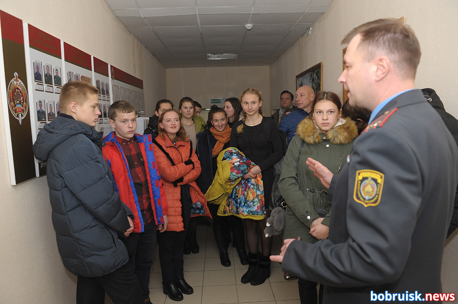 Селфи в шлеме и с дубинкой: день открытых дверей в Бобруйском РОВД