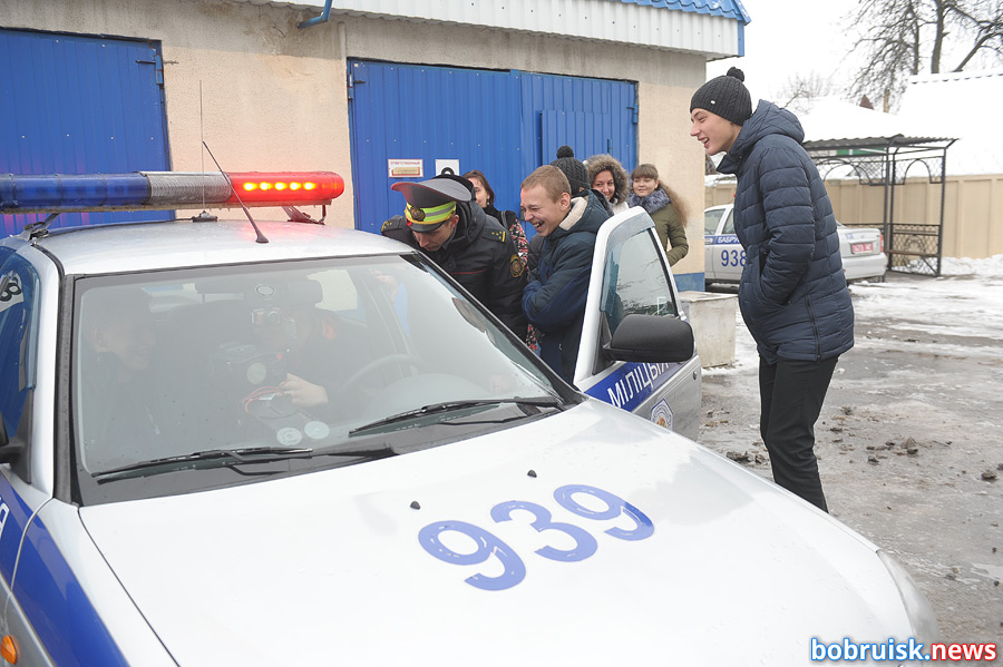 Селфи в шлеме и с дубинкой: день открытых дверей в Бобруйском РОВД