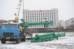 В Бобруйске началась установка главной елки