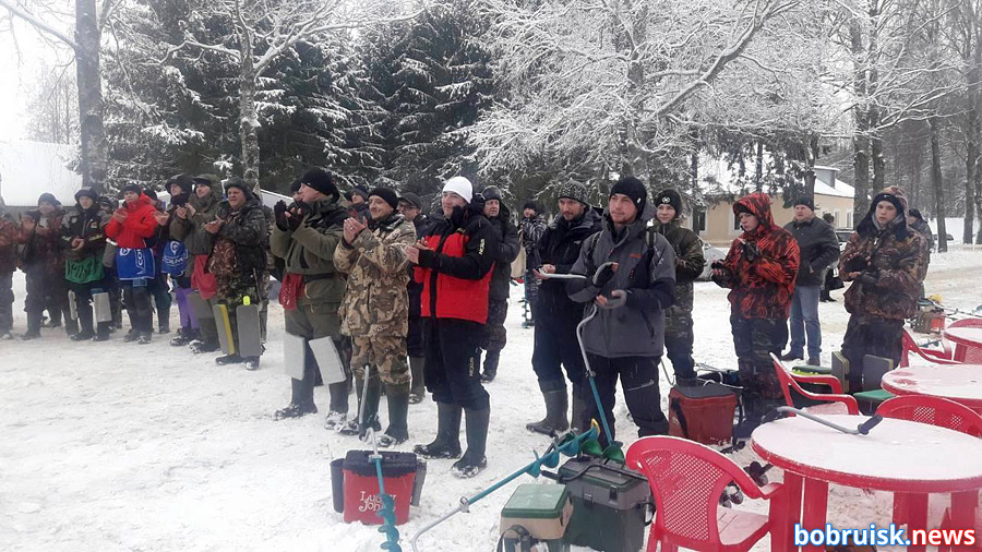 Лучших любителей зимней рыбалки определили состязания «Рождественский кубок Замковой горы», которые проводились 23 декабря в Горецком районе.