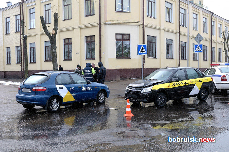 В Бобруйске столкнулись два автомобиля такси
