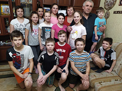 Для драников – ведро картошки, на блины – четыре кило муки и три петуха: как живет многодетная семья в Бобруйске