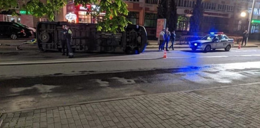 Две машины разгромили перекресток в центре Бобруйска, одна из них опрокинулась. Подробности.